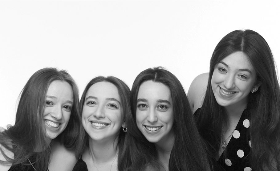 Close das quatro irmãs sorrindo juntas