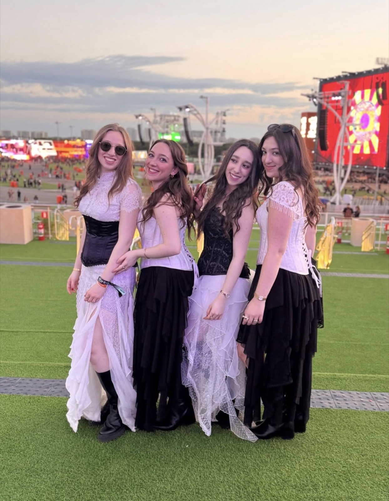As irmãs no gramado do Rock in Rio com o Palco Mundo ao fundo
