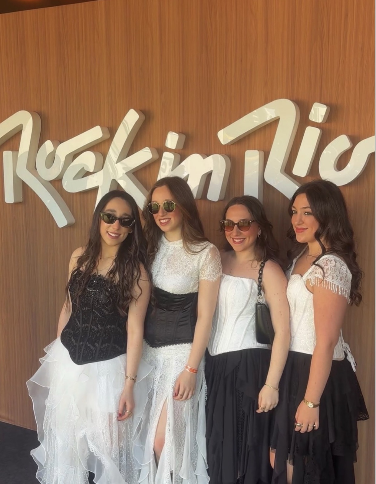 As quatro irmãs em frente ao letreiro do Rock in Rio