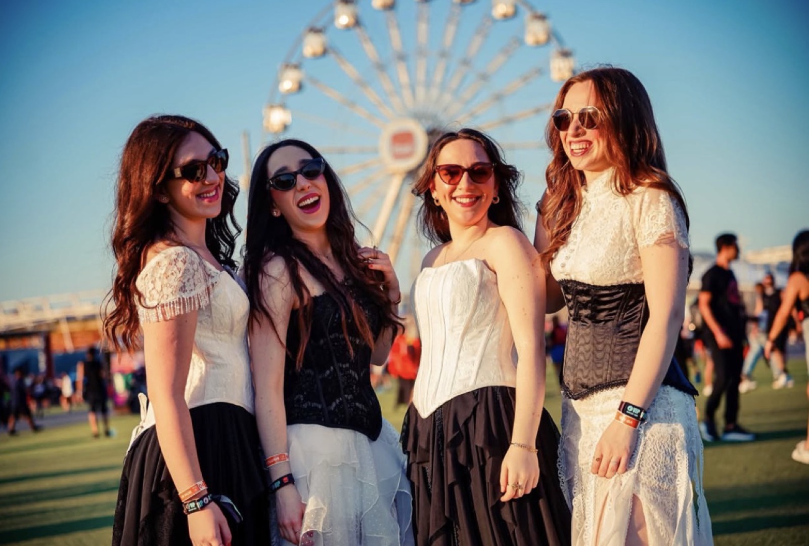 As irmãs rindo juntas na Cidade do Rock
